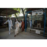 Des brancardiers transportent un patient pour une radiographie de la jambe au pôle de santé unique (PSU) de N'Djamena, au Tchad.