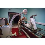Un technologue en imagerie médicale prépare un patient pour une radiographie de la jambe au pôle de santé unique (PSU) de N'Djamena, au Tchad.