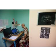 Un technologue en imagerie médicale réalise la radiographie d'un patient au pôle de santé unique (PSU) de N'Djamena, au Tchad.