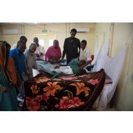L'équipe médicale transporte un patient jusqu'en chambre d'hospitalisation au pôle de santé unique (PSU) de N'Djamena, au Tchad.
