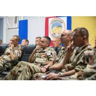 Des officiers du centre opérationnel (CO) écoutent un point de situation des opérations à N'Djamena, au Tchad.