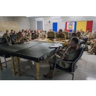 Le général Stéphane Mille, général adjoint opération (GAO) préside un point de situation des opérations aux côtés des colonels Christian Jouslin de Noray et Nicolas Tachon au centre opérationnel (CO) de N'Djamena, au Tchad.