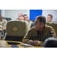 Le général de brigade aérienne Stéphane Mille, général adjoint opération (GAO) préside un point de situation des opérations au centre opérationnel (CO) de N'Djamena, au Tchad.