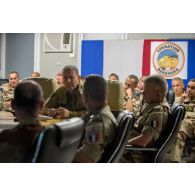 Le général de brigade aérienne Stéphane Mille, général adjoint opération (GAO) préside un point de situation des opérations au centre opérationnel (CO) de N'Djamena, au Tchad.