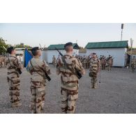 Le colonel Sylvain Didot salue le fanion du 28e régiment de transmissions (RTrs) pour une cérémonie à N'Djamena, au Tchad.