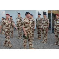 Le colonel Sylvain Didot du 28e régiment de transmissions (RTrs) passe les troupes en revue aux côtés du colonel Christian Jouslin de Noray à N'Djamena, au Tchad.