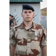 Portrait d'un chef d'unité du 28e régiment de transmissions (RTrs), récipiendaire de la médaille d'Outre-mer avec agrafe Sahel à N'Djamena, au Tchad.