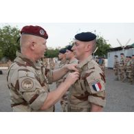 Le colonel Christian Jouslin de Noray remet la médaille d'Outre-mer avec agrafe Sahel à un chef de groupe du 28e régiment de transmissions (RTrs) à N'Djamena, au Tchad.