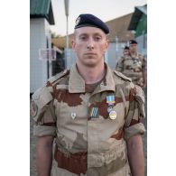 Portrait d'un chef de groupe du 28e régiment de transmissions (RTrs), récipiendaire de la médaille d'Outre-mer avec agrafe Sahel à N'Djamena, au Tchad.