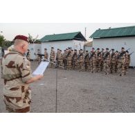Le colonel Christian Jouslin de Noray lit l'ordre du jour devant les soldats des 28e et 48e régiment de transmissions (RTrs) à N'Djamena, au Tchad.