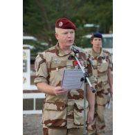 Le colonel Christian Jouslin de Noray lit l'ordre du jour à N'Djamena, au Tchad.