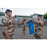 Le colonel Sylvain Didot du 28e régiment de transmissions (RTrs) remet son commandement au colonel Patrice Chabot du 48e régiment de transmissions à N'Djamena, au Tchad.
