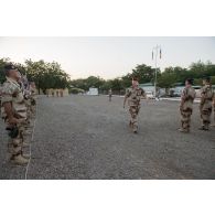 Le colonel Christian Jousln de Noray quitte la place d'armes au terme d'une cérémonie à N'Djamena, au Tchad.