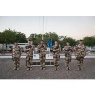 Les colonels Sylvain Didot du 28e régiment de transmissions (RTrs) et Patrice Chabot du 48e régiment de transmissions posent aux côtés du fanion du groupement des transmissions à N'Djamena, au Tchad.