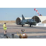 Arrivée au roulage d'un avion Mirage 2000D de l'escadron de chasse 2/3 Champagne à N'Djamena, au Tchad.