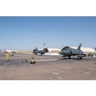 Arrivée au roulage d'avions Mirage 2000D des escadrons de chasse 1/3 Navarre et 4/3 Argonne à N'Djamena, au Tchad.
