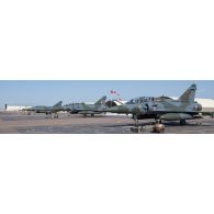 Arrivée au roulage d'avions Mirage 2000D des escadrons de chasse 1/3 Navarre, 2/3 Champagne et 3/3 Ardennes à N'Djamena, au Tchad.