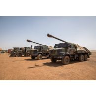 Des camions équipés d'un système d'artillerie (CAESAR) stationnent à Gao, au Mali.