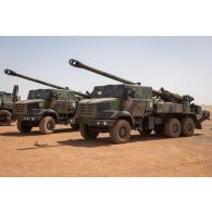 Des camions équipés d'un système d'artillerie (CAESAR) stationnent à Gao, au Mali.