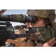 Un binôme de tireurs d'élite (TE) du 35e régiment d'infanterie (RI) sécurise le périmètre au moyen d'un fusil de précision PGM Hécate II à Ansongo, au Mali.