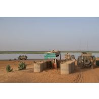 Un petit véhicule protégé (PVP) et un véhicule blindé hautement protégé (VBHP) du 35e régiment d'infanterie (RI) sortent en colonne du camp d'Ansongo, au Mali.