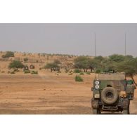 Un petit véhicule protégé (PVP) du 35e régiment d'infanterie (RI) progresse sur la piste d'Ansongo, au Mali.