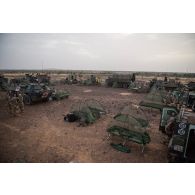 Des soldats du 35e régiment d'infanterie (RI) mettent en place une base opérationnelle avancée temporaire (BOAT) autour de leurs véhicules dans la région d'Ansongo, au Mali.