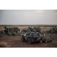 Des soldats du 35e régiment d'infanterie (RI) mettent en place une base opérationnelle avancée temporaire (BOAT) autour de leurs véhicules dans la région d'Ansongo, au Mali.