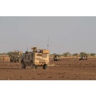 Un véhicule de l'avant blindé (VAB) et un véhicule blindé hautement protégé (VBHP) du 35e régiment d'infanterie progressent en colonne derrière les pick-ups de l'armée malienne sur la piste d'Ansongo, au Mali.