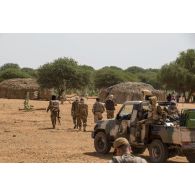 Des soldats maliens accompagnés des militaires du détachement de liaison et d'appui opérationnel n°3 (DLAO) arrivent dans un village de la région d'Ansongo, au Mali.