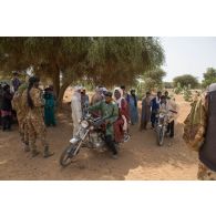 Des soldats maliens contrôlent une moto dans la région d'Ansongo, au Mali.