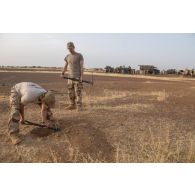 Des soldats du 35e régiment d'infanterie (RI) creusent des feuillées pour l'installation d'un bivouac dans la région d'Ansongo, au Mali.