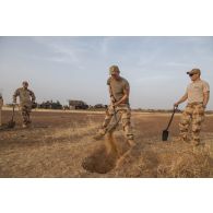 Des soldats du 35e régiment d'infanterie (RI) creusent des feuillées pour l'installation d'un bivouac dans la région d'Ansongo, au Mali.