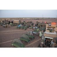 Des soldats du 35e régiment d'infanterie (RI) bivouaquent en base opérationnelle avancée temporaire (BOAT) dans la région d'Ansongo, au Mali.