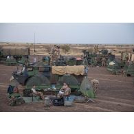 Des soldats du 35e régiment d'infanterie (RI) bivouaquent en base opérationnelle avancée temporaire (BOAT) dans la région d'Ansongo, au Mali.