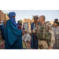 Le commandant Pascal du détachement de liaison et d'appui opérationnel n°3 (DLAO) rencontre le grand imam de Tamkoutat, au Mali.