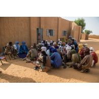 Le commandant Pascal du détachement de liaison et d'appui opérationnel n°3 (DLAO) discute avec le grand imam de Tamkoutat, au Mali.