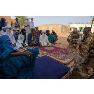 Le commandant Pascal du détachement de liaison et d'appui opérationnel n°3 (DLAO) discute avec le grand imam de Tamkoutat, au Mali.