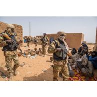 Des soldats maliens accompagnés du détachement de liaison et d'appui opérationnel n° 3 (DLAO) patrouillent au grand marché de Tamkoutat, au Mali.