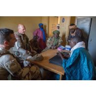 Le commandant Pascal et le chef de l'équipe médicale du détachement de liaison et d'appui opérationnel n°3 (DLAO) rencontrent le médecin du centre de santé communautaire (CESCOM) de Tamkoutat, au Mali.