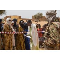 Un médecin établit la priorisation des consultations médicales des habitants au centre de santé communautaire (CESCOM) de Tamkoutat, au Mali.