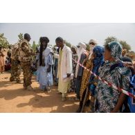 Un médecin accueille un habitant pour une consultation médicale au centre de santé communautaire (CESCOM) de Tamkoutat, au Mali.