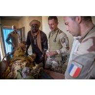 Le chef de l'équipe médicale du détachement de liaison et d'appui opérationnel n°3 (DLAO) ausculte un habitant au centre de santé communautaire (CESCOM) de Tamkoutat, au Mali.