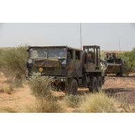 Un camion lourd de dépannage (CLD) progresse sur la piste d'Ansongo, au Mali.