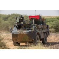 Un véhicule de l'avant blindé (VAB) Ultima du 35e régiment d'infanterie (RI) progresse sur la piste d'Ansongo, au Mali.