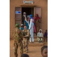 Le chef de l'équipe médicale du détachement de liaison et d'appui opérationnel n°3 (DLAO) discute avec un chef de section malien au centre de santé communautaire (CESCOM) de Tamkoutat, au Mali.