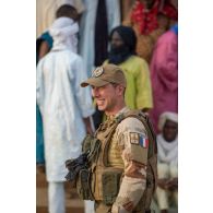Portrait du chef de l'équipe médicale du détachement de liaison et d'appui opérationnel n°3 (DLAO) au centre de santé communautaire (CESCOM) de Tamkoutat, au Mali.