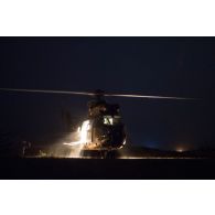 Poser nocturne d'un hélicoptère Puma SA-330 du 3e régiment d'hélicoptères de combat (RHC) pour le ravitaillement d'un puits d'eau à Tamkoutat, au Mali.