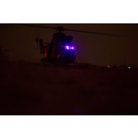 Décollage nocturne d'un hélicoptère Puma SA-330 du 3e régiment d'hélicoptères de combat (RHC) au terme du ravitaillement d'un puits d'eau à Tamkoutat, au Mali.
