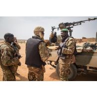 Un chef de groupe malien transmet des consignes à ses hommes pour une patrouille au grand marché de Tamkoutat, au Mali.